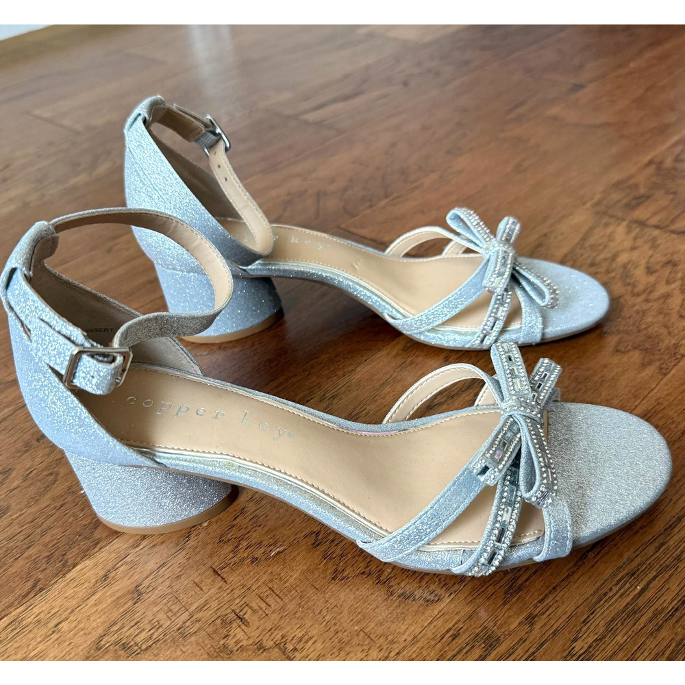 Copper Keys Silver Glitter Bow Sandals Size 8M Evening Wedding Party